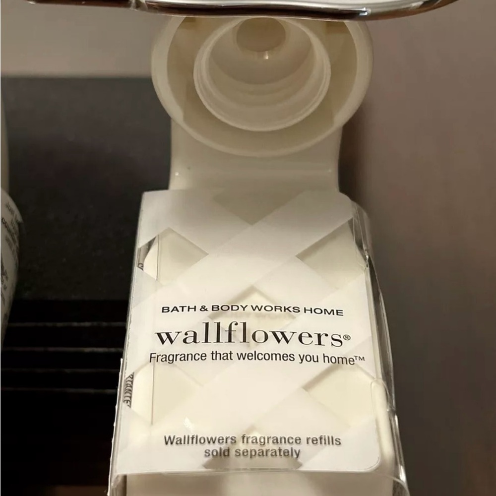 NWT Bath & Body Works Wallflower Plug In Polar Bear Snowflake Set of 2 - Picture 6 of 12